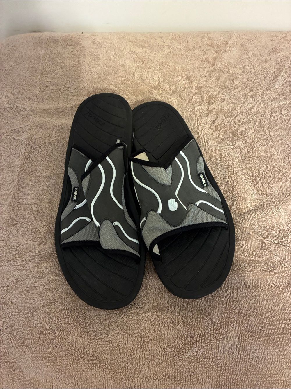 Men’s size 14‎ Teva Black and Gray Slide Sandals